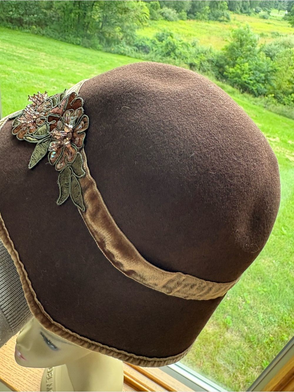 Vintage NWT Toucan Cloche Hat Brown Floral Velvet-Trim Wool M/L - Picture 5 of 8